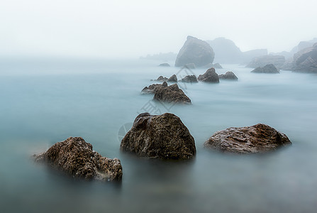 海雾礁石水墨海韵高清图片