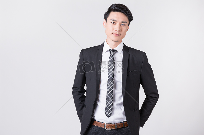 整理西装领带的商务男士图片