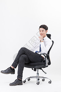 坐在办公椅上思考的西装商务男子图片