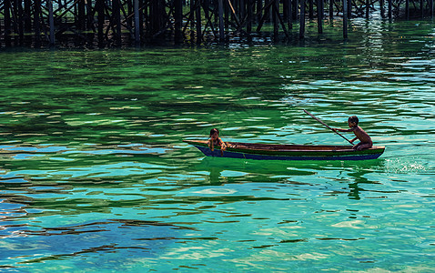 划船的孩子海上吉普赛诗巴丹高清图片