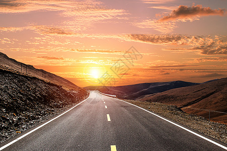 与太阳垂直的黄昏下的马路高清图片