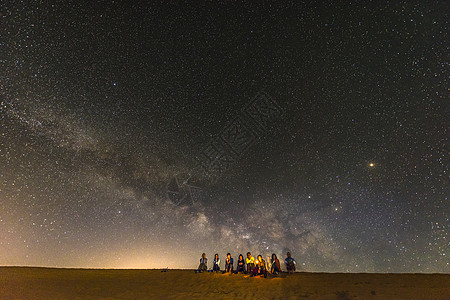 星空图片银河下的欢聚背景