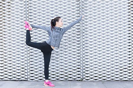 青春女孩户外运动前热身准备摄影图片免费下载