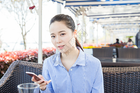 咖啡馆清新女孩玩手机图片