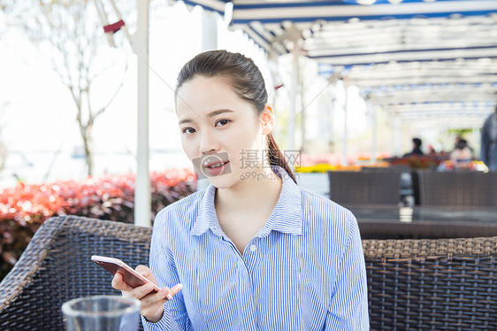 咖啡馆清新女孩玩手机图片