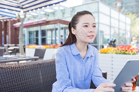 蓝格子衬衫的清新美女图片