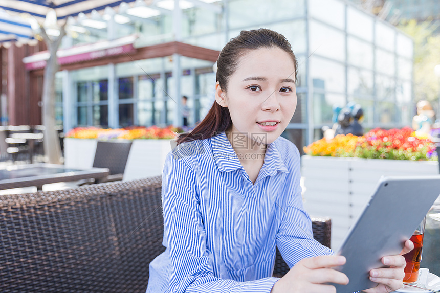 悠闲办公的清新美女图片