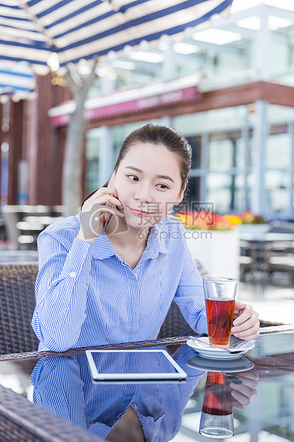 咖啡馆女孩俏皮打电话图片