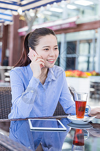 咖啡馆女孩开心打电话图片