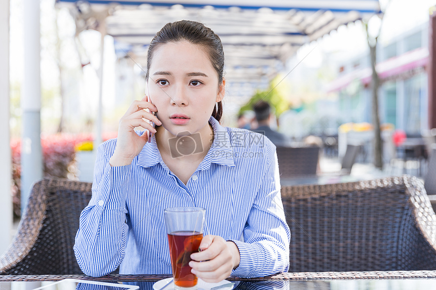 咖啡馆女孩打电话情绪低落图片