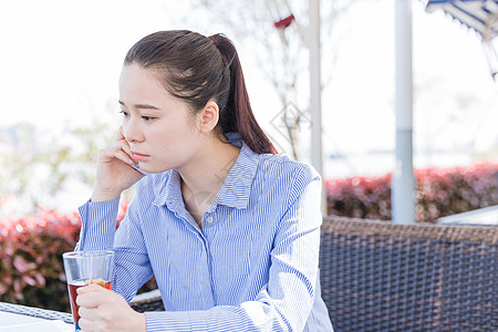 美女打电话咖啡馆女孩打电话情绪低落背景