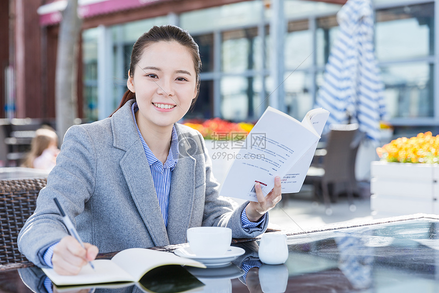 咖啡馆知性女人阅读书写图片