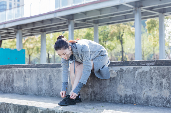 运动女孩户外休息系鞋带图片