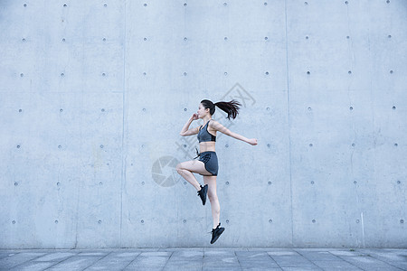 户外运动女孩大气跳跃图片