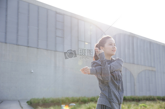 傍晚运动美女拉伸身体图片