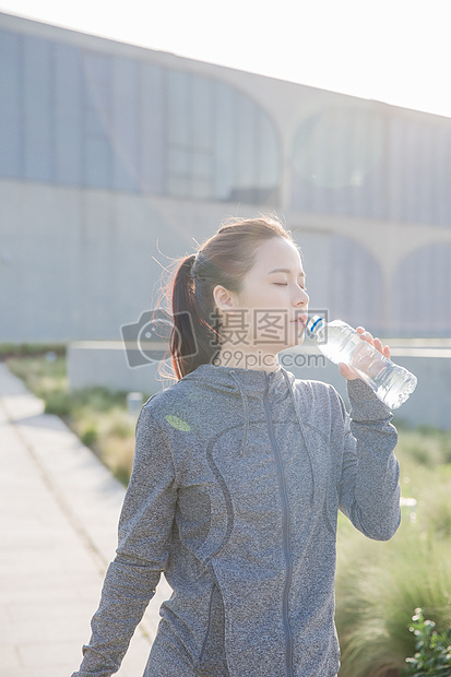 落日运动女孩休息喝水图片