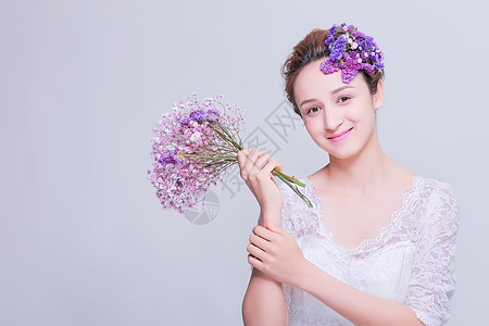 花艺创意妆面美女手拿捧花背景