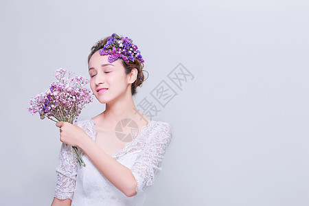 薰衣草美肤创意妆面美女手拿捧花背景