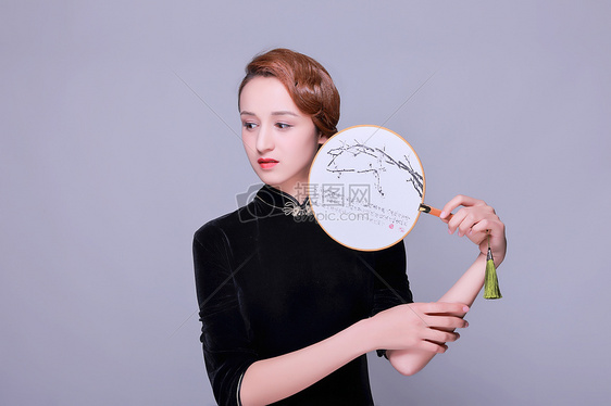 东方旗袍妆面美女手持团扇
