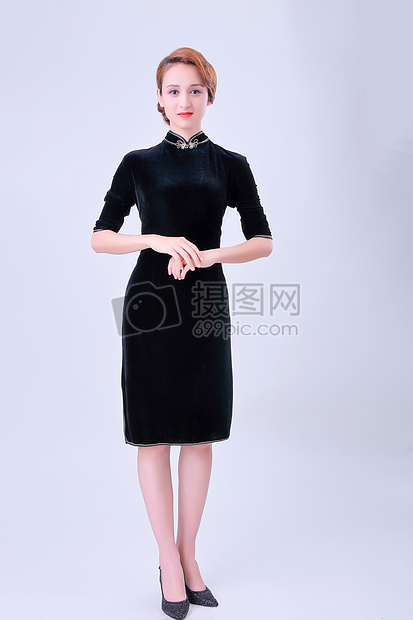 高清照片下载,该高清照片标题为大方中国风旗袍美女全身照,编号