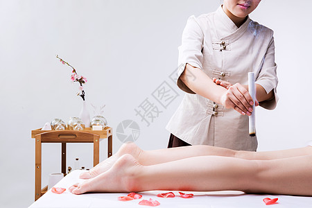 美容banner美容养生技师给腿部艾灸背景