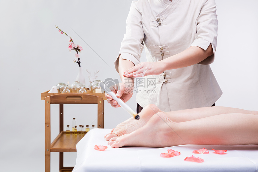 美容养生技师给腿部艾灸摄影图片免费下载_人