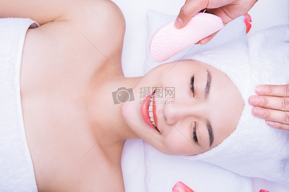 美容养生美女做洁面