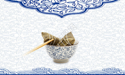 青花瓷碗装着香喷喷的粽子图片
