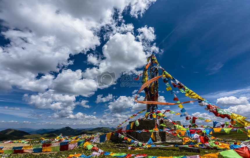 经幡翻飞图片