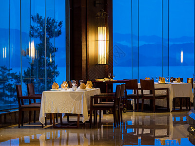 酒店餐厅窗外湖景高清图片
