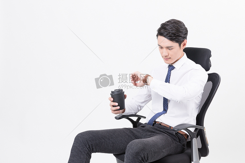 坐在办公椅上喝咖啡的商务人图片