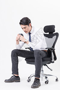 坐在办公椅上喝咖啡的商务人图片