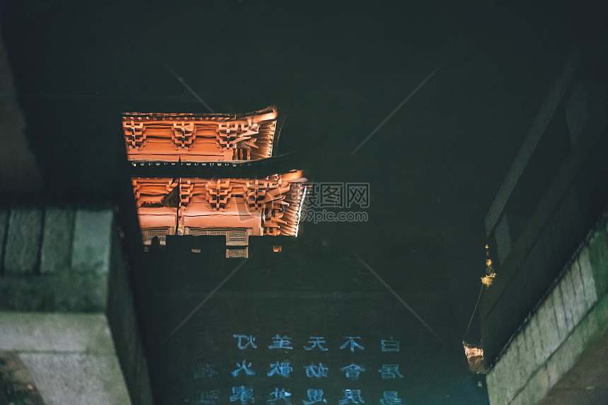 杭州清河坊街上的灯塔图片