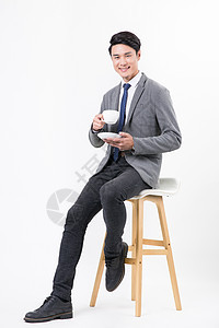 穿西装坐着喝咖啡放松男性图片