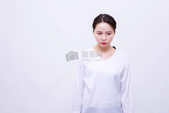 人物表情紧张焦虑表现