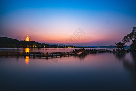 彩色门西湖长桥雷峰塔背景