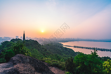 彩色门西湖长桥雷峰塔背景