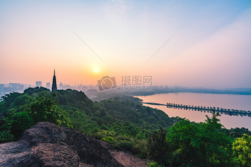 西湖长桥雷峰塔图片