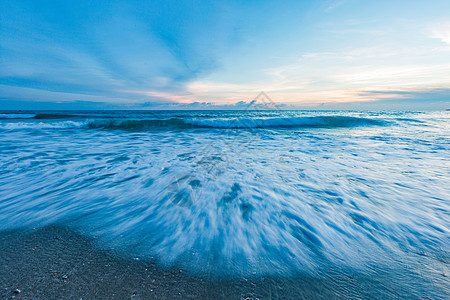 钱塘江潮水夕阳下的海水涌起背景