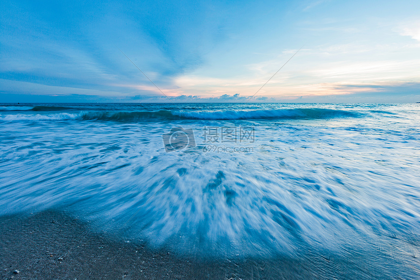 夕阳下的海水涌起图片