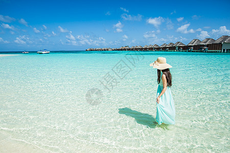 清新蓝夏日碧海蓝天下的少女背景