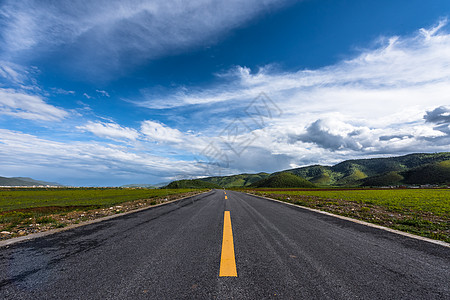 笔直伸向远方的道路通向远方的公路背景