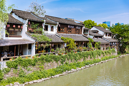 古镇风景篮下白云下的杭州小河背景