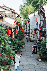 人来人往的杭州小河直街背景图片