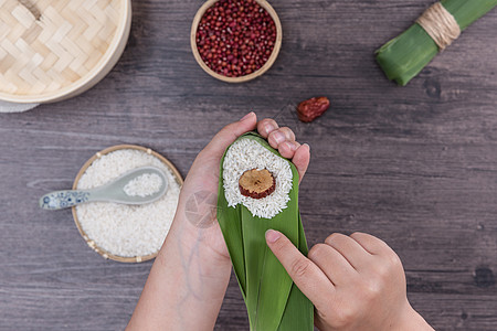 紫米粽端午节传统手工包粽子过程背景