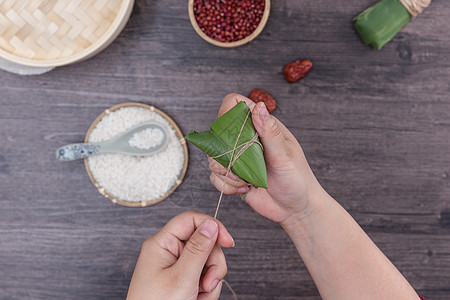 端午节传统手工包粽子过程高清图片