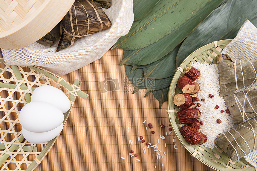 端午节竹垫上食品背景图片