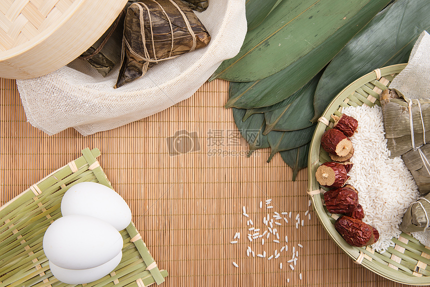 端午节竹垫上食品背景图片