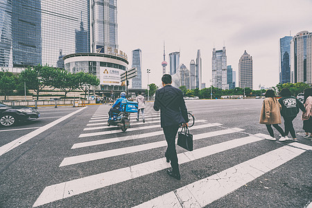 梦想奔跑商务人士行走路口背景