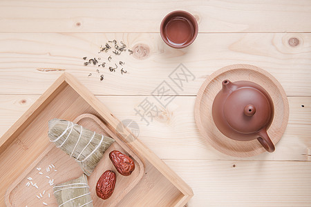 木板上的杯子清新文艺端午茶艺与粽子桌面背景